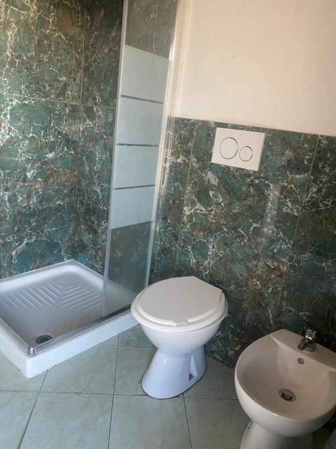 Deze driepersoonskamer heeft een gedeelde badkamer.